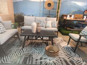 Apartamento entero في كوينكا: غرفة معيشة بها أريكة وطاولة