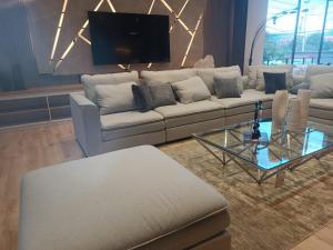 Apartamento de tres dormitorios para grupos de amigos o familias في كوينكا: غرفة معيشة مع أريكة وطاولة قهوة