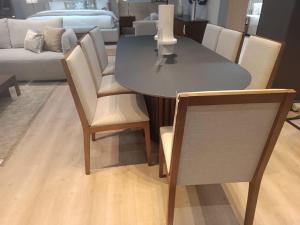a dining room table with chairs and a couch at Hermoso departamento de tres dormitorios in Cuenca
