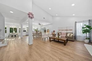 ein Wohnzimmer mit Sofa und Tisch in der Unterkunft Marbella Lane Modern Home w Private Backyard in La Habra