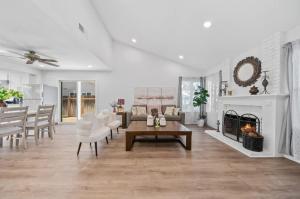 ein Wohnzimmer mit weißen Möbeln und einem Kamin in der Unterkunft Marbella Lane Modern Home w Private Backyard in La Habra