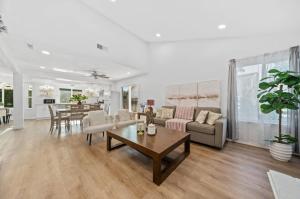 ein Wohnzimmer mit Sofa und Tisch in der Unterkunft Marbella Lane Modern Home w Private Backyard in La Habra + 25 Fotos