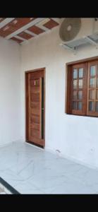 アラカティにあるApartamento Loteamentoのドアと窓のある空の部屋