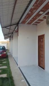 アラカティにあるApartamento Loteamentoのガレージに車が駐車されている空の建物