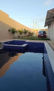 アラカティにあるApartamento Loteamentoの家の隣に駐車した車と水たまり