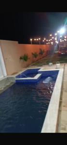 アラカティにあるApartamento Loteamentoの夜の建物内の水たまり