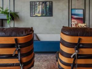 twee stoelen in een kamer met een bad bij ibis Lavras in Lavras