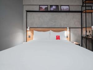 拉夫拉斯ibis Lavras的带一张白色大床和窗户的卧室 更多91张照片