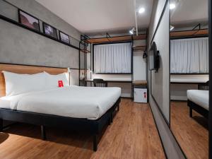 拉夫拉斯ibis Lavras的一间带床和电视的酒店房间