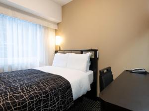 Una cama o camas en una habitación de APA Hotel Shin Osaka Ekiminami