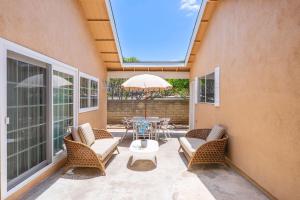 O zonă de relaxare la Marbella Lane - Contemporary 4BR Charm w Pool