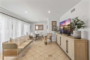 Un televizor și/sau centru de divertisment la Marbella Lane - Contemporary 4BR Charm w Pool