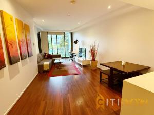 ein Wohnzimmer mit Sofa und Tisch in der Unterkunft Manhattan Magic - City 1Bd Retreat and Parking in Canberra
