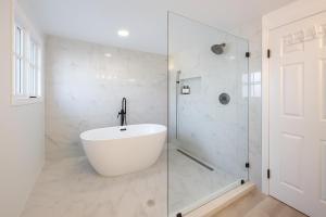 Et badeværelse på Marbella Lane - Serene Ranch Style Home wPool