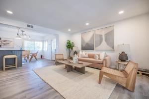 Et opholdsområde på Marbella Lane - Serene Ranch Style Home wPool