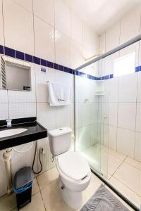 ein Badezimmer mit Toilette und Glasdusche in der Unterkunft Fonte dos Corais - Suíte Brisa da Tarde in Maragogi + 12 Fotos