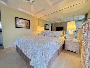 Postel nebo postele na pokoji v ubytování Marbella Lane - Beachfront Haven w MT Views