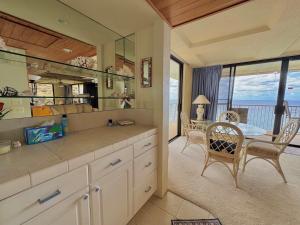 Kuchyň nebo kuchyňský kout v ubytování Marbella Lane - Beachfront Haven w MT Views + 13 fotografií