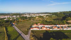 een luchtzicht op een stad met huizen en een weg bij Casa Do Gato Das Sete Riscas in Óbidos