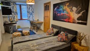 una sala de estar con un sofá y una mesa en Pokoje u Tymka, en Wisła