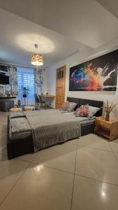 Un dormitorio con una cama grande y una mesa. en Pokoje u Tymka, en Wisła