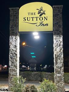 Sutton Inn في إلكتون: لافتة لمدفع ساتون ليلاً