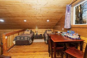 Posezení v ubytování Riverfront, Authentic, Luxury Log Cabin-Bull Moose