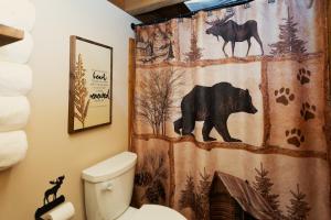 Koupelna v ubytování Riverfront, Authentic, Luxury Log Cabin-Bull Moose + 25 fotografií