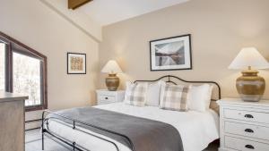 Cloud 9 by AvantStay Located at the Base of Vail Ski Resort w Community Pool Hot Tub في فيل: غرفة نوم بسرير ومصباحين ونافذة