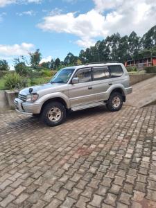 Ảnh trong thư viện ảnh của Toyota Landcruiser Prado ở Kampala