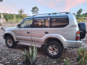 Ảnh trong thư viện ảnh của Toyota Landcruiser Prado ở Kampala