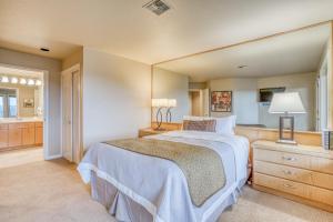 a bedroom with a bed and a large mirror at River Ridge 421A - Meredith Lodging in Bend +35 photos
