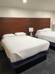 En eller flere senge i et værelse på Sutton Inn + 10 billeder