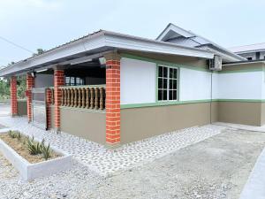 un rendu d'une maison avec un garage dans l'établissement Teratak Idaman, à Rengit