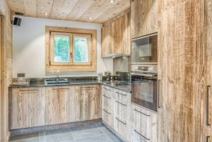 Кухня или мини-кухня в Chalet Alps Rosiere Courchevel
