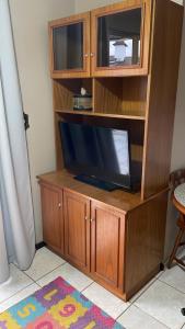 ピラトゥバにあるApartamento na avenidaのエンターテイメントセンター(薄型テレビ付)