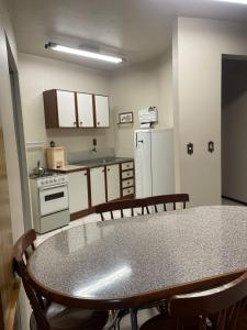 ピラトゥバにあるApartamento na avenidaのキッチン(テーブル、椅子、カウンタートップ付) +4枚の写真