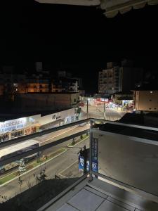 ピラトゥバにあるApartamento na avenidaの夜の街並み