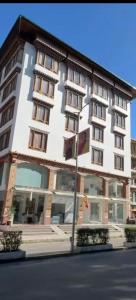 ティンプーにあるHotel pema ragaの通り沿いにある大きな白い建物