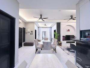 - un salon avec une table à manger et des chaises dans l'établissement Teratak Idaman, à Rengit