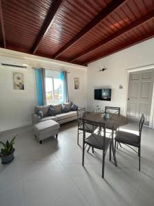 Телевизор и/или развлекательный центр в Agape Suites-Room 5-2nd Floor