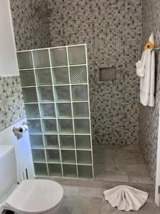 Ванная комната в Agape Suites-Room 5-2nd Floor +6 фотографий