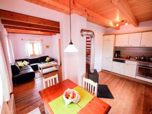 Η κουζίνα ή μικρή κουζίνα στο Ferienhaus im Landhausstil im Vital Camp Bayerbach +32 φωτογραφίες