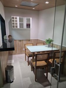 a dining room with a table and chairs at Casa do Mateus no bairro Pilar in Ouro Preto