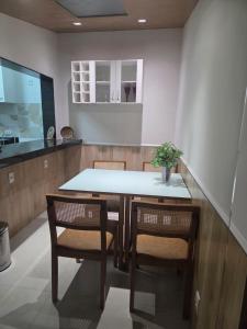 a dining room with a table and chairs at Casa do Mateus no bairro Pilar in Ouro Preto