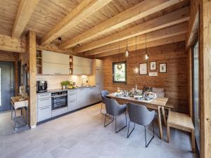 Køkken eller tekøkken på Chalet eigener Sauna im Vital Camp Bayerbach
