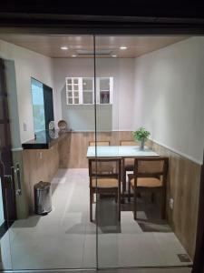 a dining room with a table and chairs at Casa do Mateus no bairro Pilar in Ouro Preto