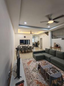 Χώρος καθιστικού στο Rumah Kakak