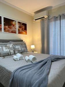 Un dormitorio con una cama con toallas. en Casa Familiar - Próximo ao Aeroporto - WI-FI - Garagem Privativa GEM17, en Joinville