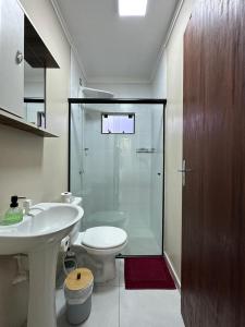 Un baño con ducha, inodoro y lavabo. en Casa Familiar - Próximo ao Aeroporto - WI-FI - Garagem Privativa GEM17, en Joinville
